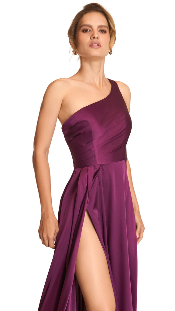 Vestido satín berenjena a un hombro, Carol-2546